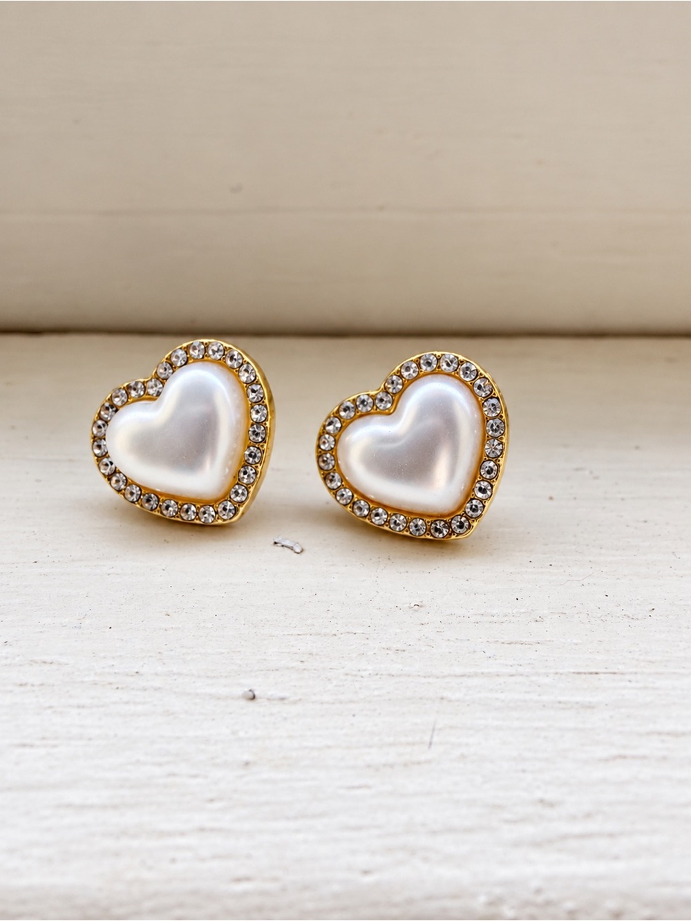 Source Unknown Gold Heart Pearl Stud Earrings with Clear Crystals